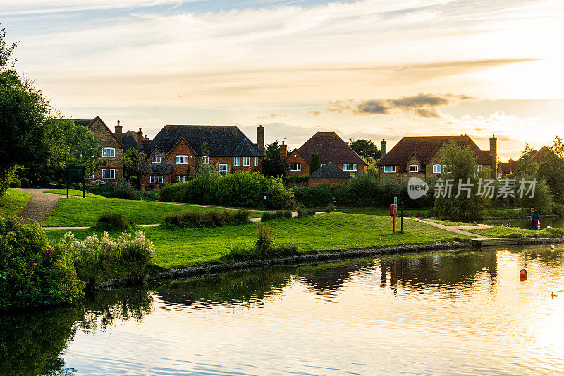 米尔顿凯恩斯(Milton Keynes)弗兹顿湖(Furzton Lake)旁边的房子